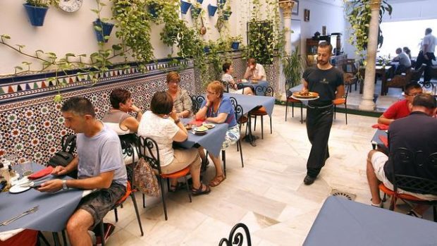 إسبانيا.. مفاوضات لتوظيف مغاربة في قطاع الفندقة لمواجهة نقص اليد العاملة