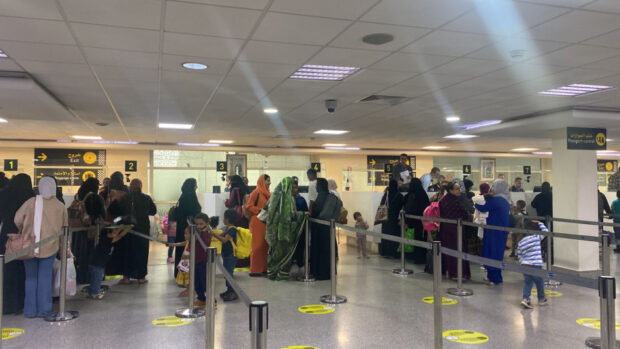 مطار محمد الخامس.. وصول ثالث طائرة تقل 154 مغربيا وسنغاليا واحدا