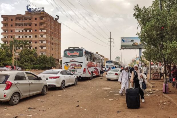 إجلاء المواطنين المغاربة من السودان.. تعليمات ملكية بحس إنساني