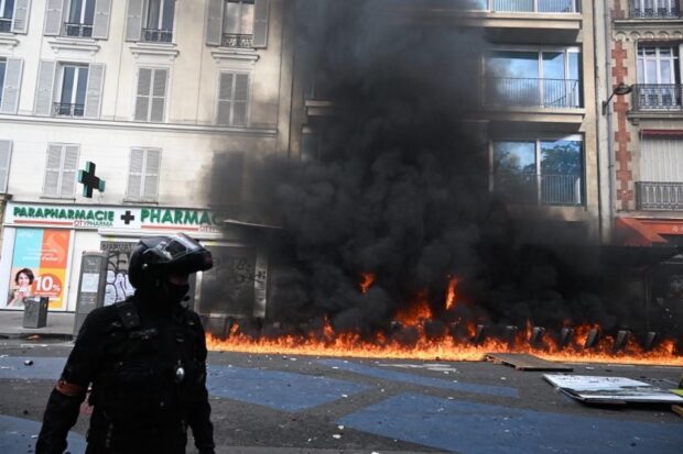 صدامات عنيفة وإصابات واعتقالات.. فرنسا تشتعل في “عيد العمال” (فيديوهات)