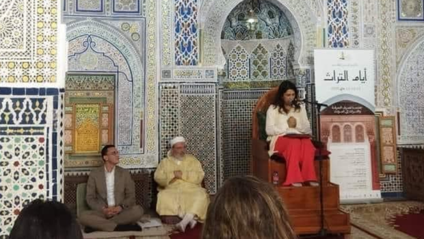 اعتلاء سيدة لمنبر إمامة مسجد القرويين في فاس.. البعمري يكشف الحقيقة (صور)