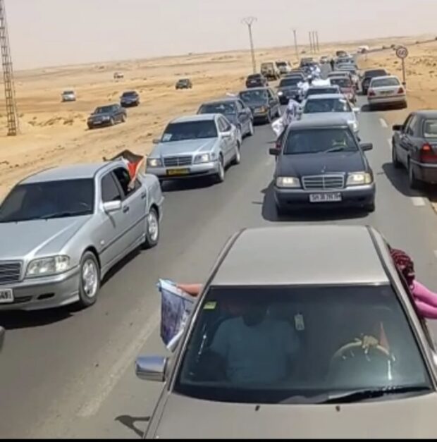 اختطفته ميليشيات البوليساريو.. مسيرة بالسيارات في تندوف للمطالبة بالإفراج عن ناشط صحراوي (صور)