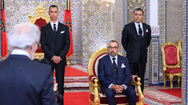 القصر الملكي في تطوان.. جلالة الملك يستقبل والي بنك المغرب