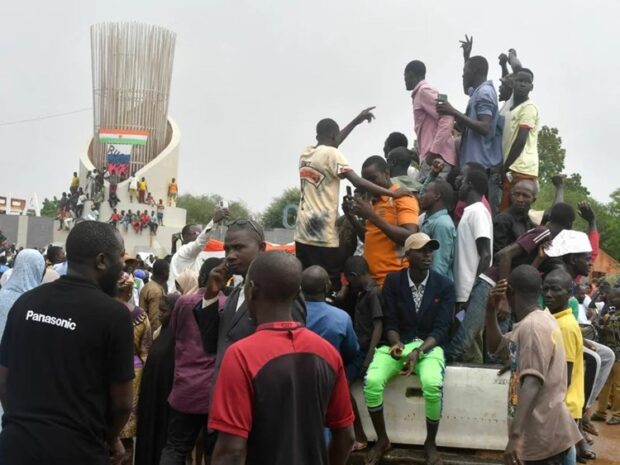 نيامي.. الانقلابيون في النيجر يتهمون فرنسا بالرغبة في “التدخل عسكريا”