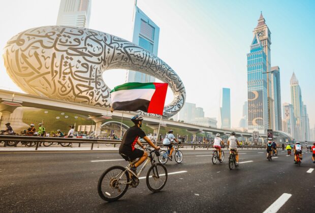 من العيون إلى دبي.. مغامران مغربيان يخوضان تحديا بيئيا على متن دراجة رباعية العجلات ذات دفع شمسي