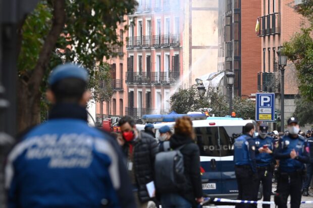 السلطات رجّحت فرضية تسرب الغاز.. مصرع إمراة وإصابة 14 شخصا في انفجار مبنى بإسبانيا (صور)