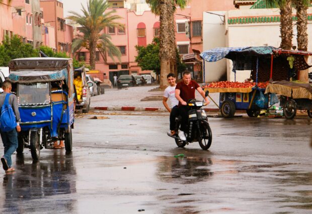 حرارة قياسية بنهار والشتا في العشية.. جو متقلب في مراكش (صور وفيديو)