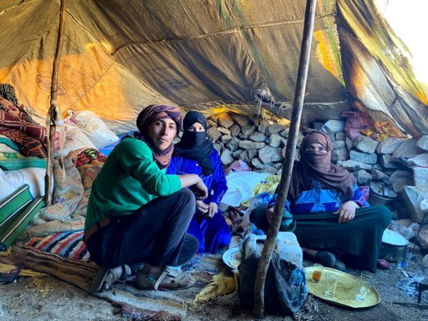 بقاو محاصرين أكثر من يومين.. العثور على عائلتين منكوبتين في منطقة جبلية وعرة بشيشاوة