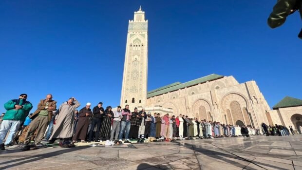 ترحما على ضحايا الزلزال.. المغاربة يؤدون صلاة الغائب (فيديو)
