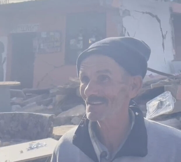 فقد كل شيء ولم يفقد حبه للحياة.. مسن من ضحايا الزلزال يعطي درسا للعالم (فيديو)