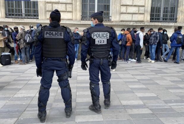 فرنسا.. تلغي حق المهاجرين غير الشرعيين في المساعدات الطبية