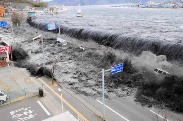 بعد زلزال قوي.. موجات تسونامي تضرب اليابان