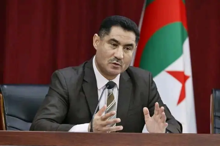 وصفه بـ”الرديء” و”الناقص”. وزير الاتصال الجزائري ينتقد الإعلام الرياضي في بلده