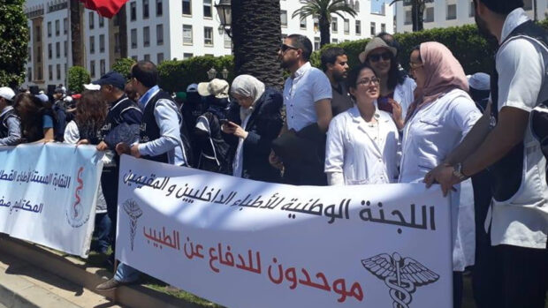 إضراب جديد.. الأطباء الداخليون يحتجون ضد “إغلاق” باب الحوار