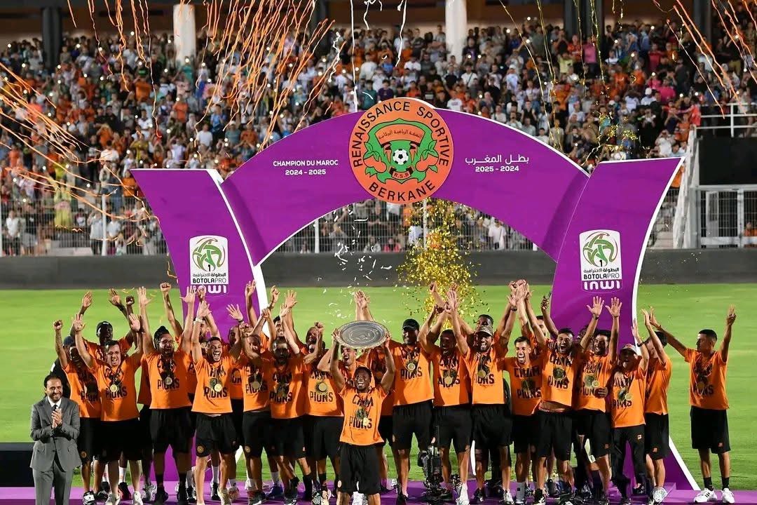 وسط جماهيره.. نهضة بركان يحتفي بدرع البطولة