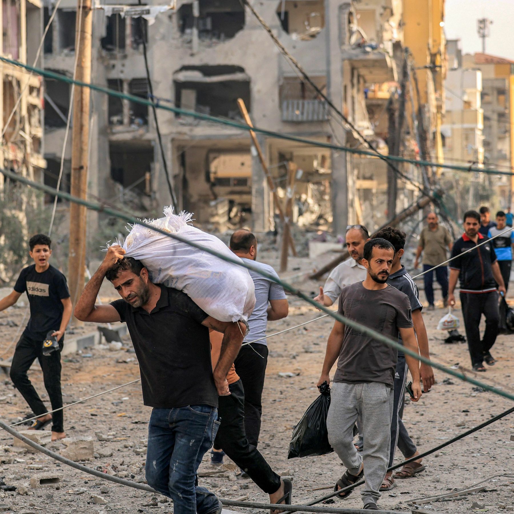 مع إعلان إسرائيل فتح ممرات إنسانية.. إسقاط مساعدات غذائية جوا على غزة