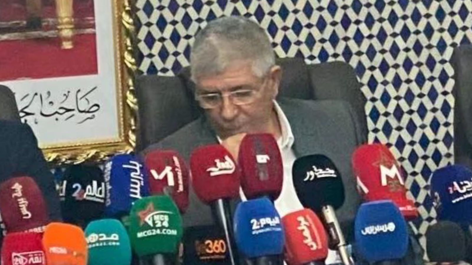 التويزي رئيس جماعة آيت أورير وما أدراك ما تعيشه آيت أورير كيحاضر وينظر فـ”السياسة الحكومية”.. خلاه ممدود ومشى يعزي فمحمود!