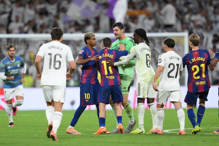 “الكورتيزول” طلع.. شجار بين لاعبي ريال مدريد وبرشلونة بعد نهاية الكلاسيكو (فيديو)